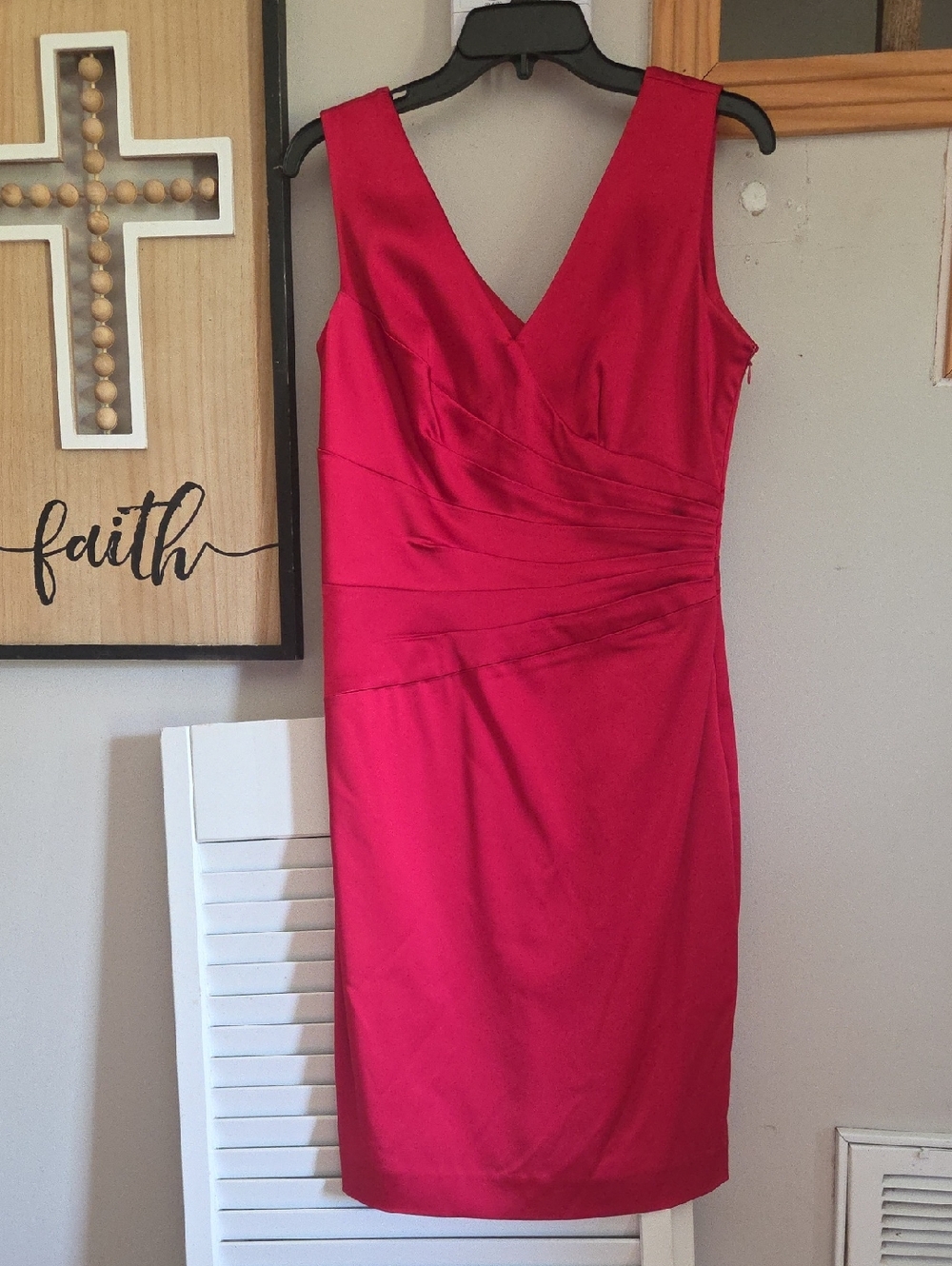 Calvin Klein Sz 6 Elegant Red V-Neck Sheath Dress
